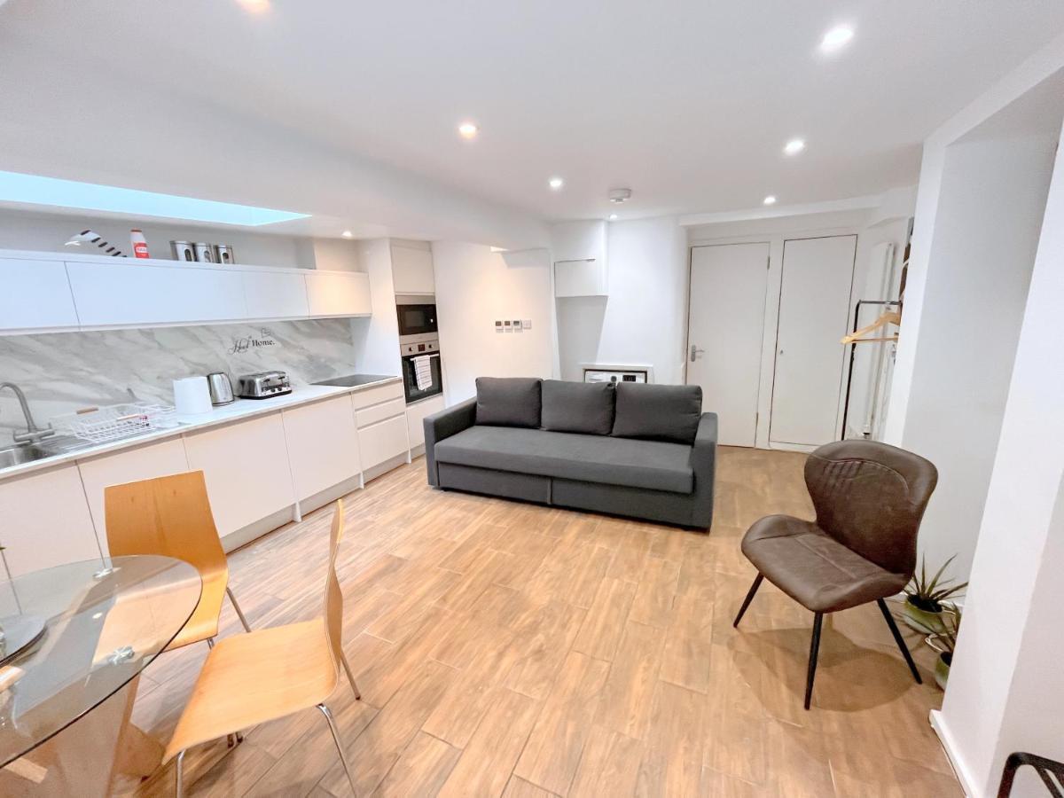 Two Bedroom Flat With Private Patio In Battersea London Bagian luar foto