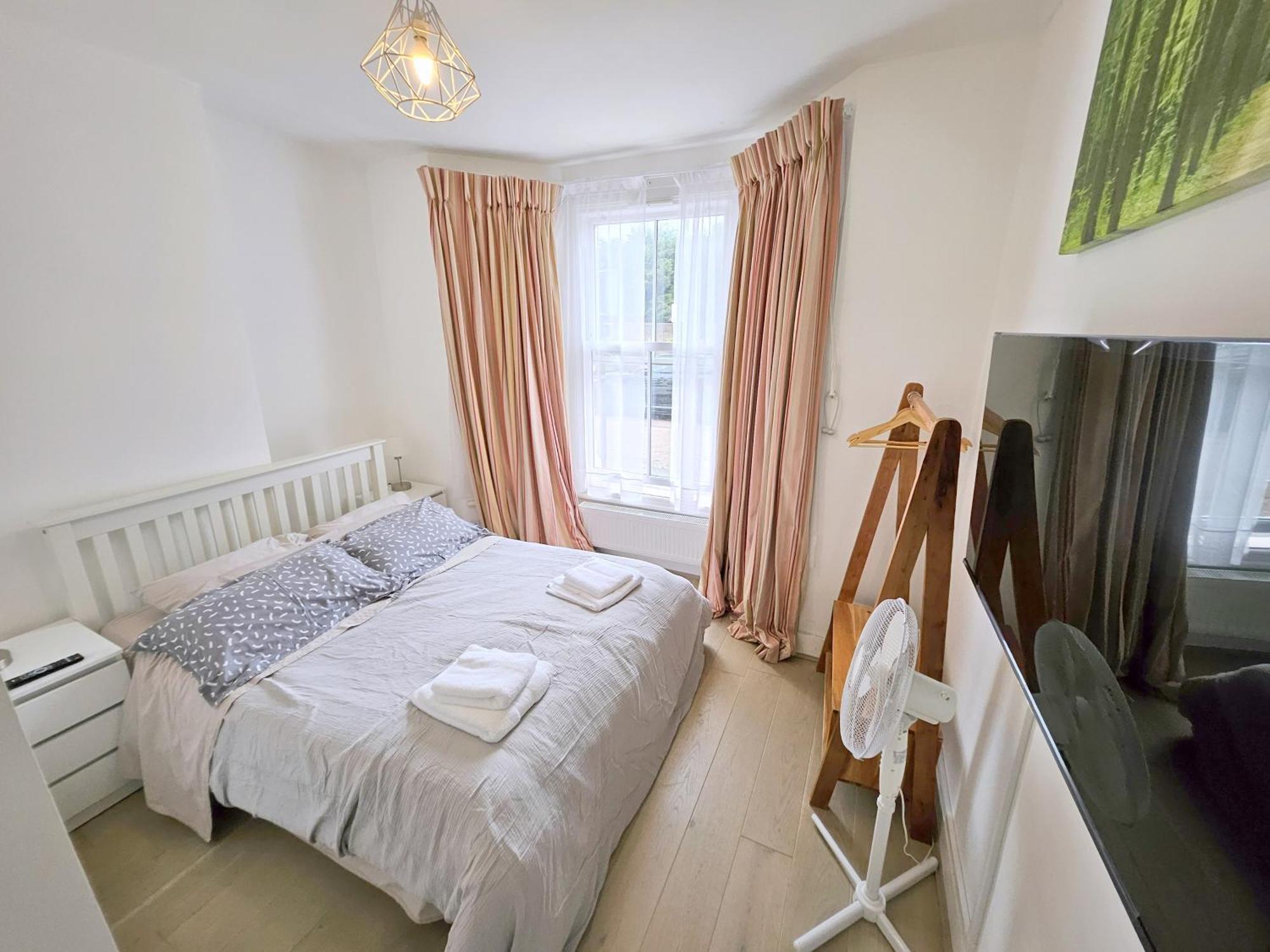 Two Bedroom Flat With Private Patio In Battersea London Bagian luar foto